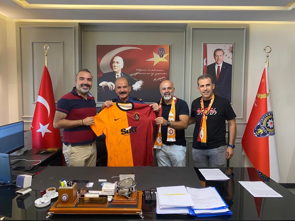 Dadaşoğlu’na futbolcuların imzaladığı forma hediye edildi