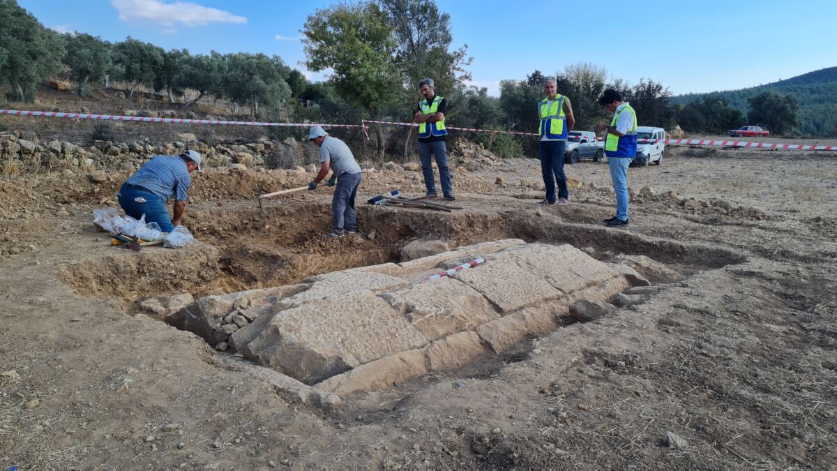Tarlada 2 bin 400 yıllık olduğu tahmin edilen oda mezar bulundu
