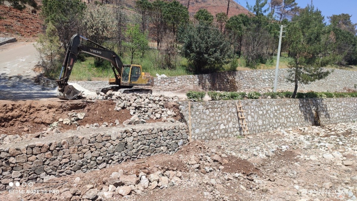Büyükşehir Marmaris’te zarar gören dere duvarlarını tamir etti