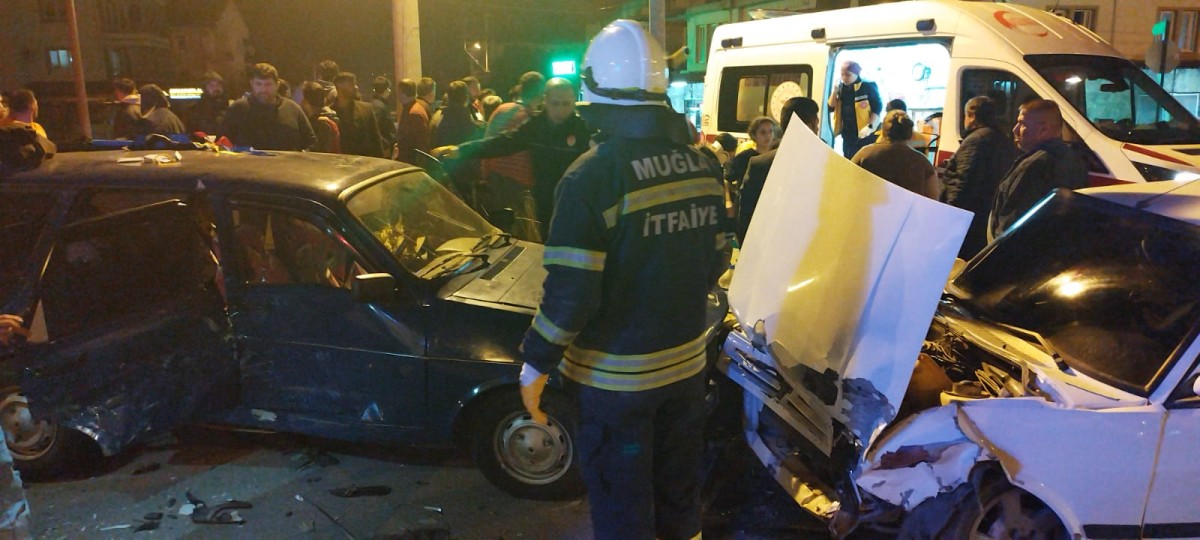 Fethiye'de iki otomobil çarpıştı: Kazada 10 kişi yaralandı!