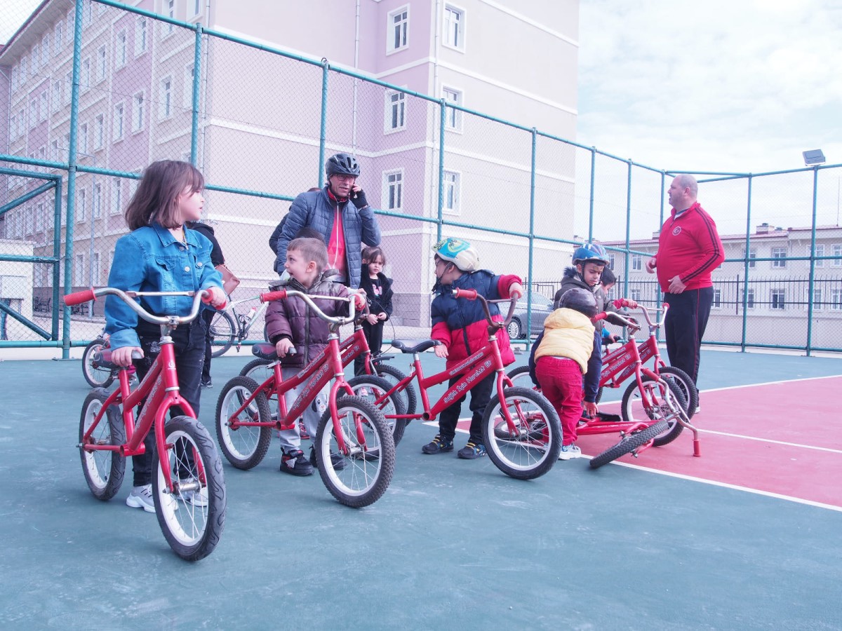 Depremzede Çocuklara Bisiklet Eğitimi