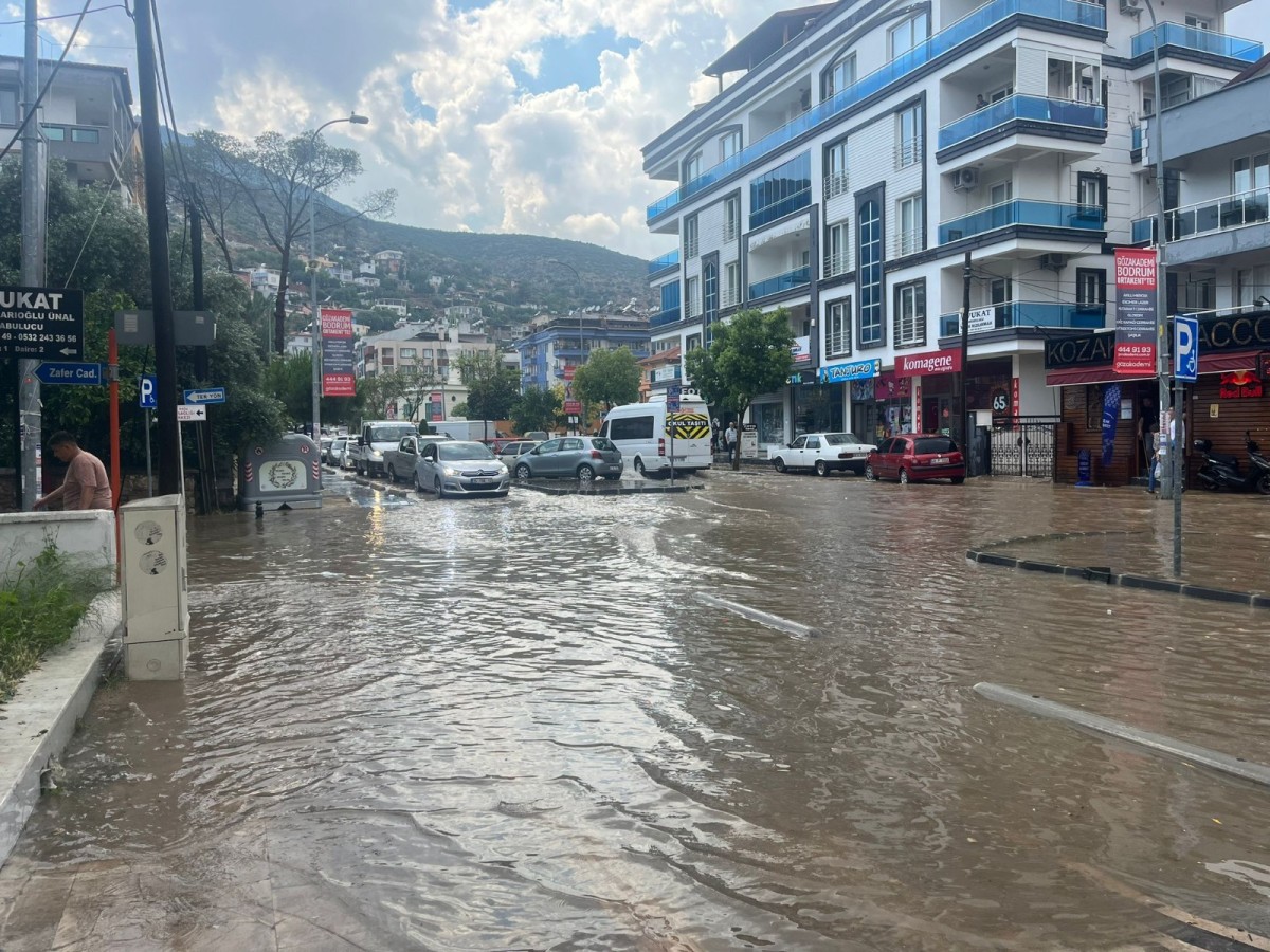 Milas’ta Yağışlar Hayatı Felç Etti
