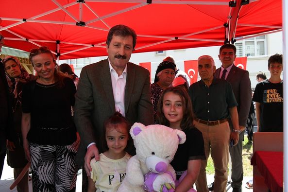 Vali Orhan Tavlı Depremzede Çocuklar ve Aileleriyle Bayram Şenliğinde Bir Araya Geldi