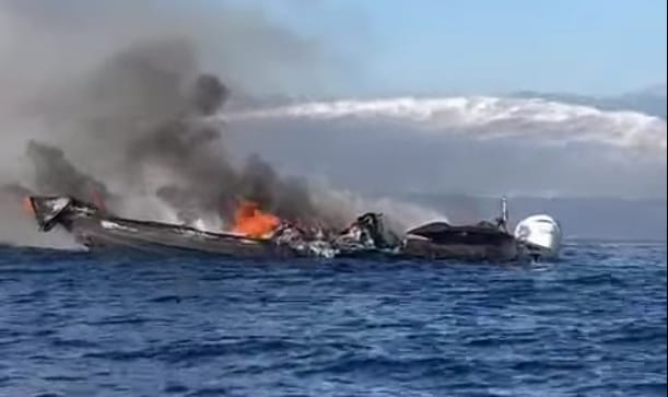 Fethiye Turunç Pınarı Mevkiinde koyda demirli bir teknede yangın çıktı