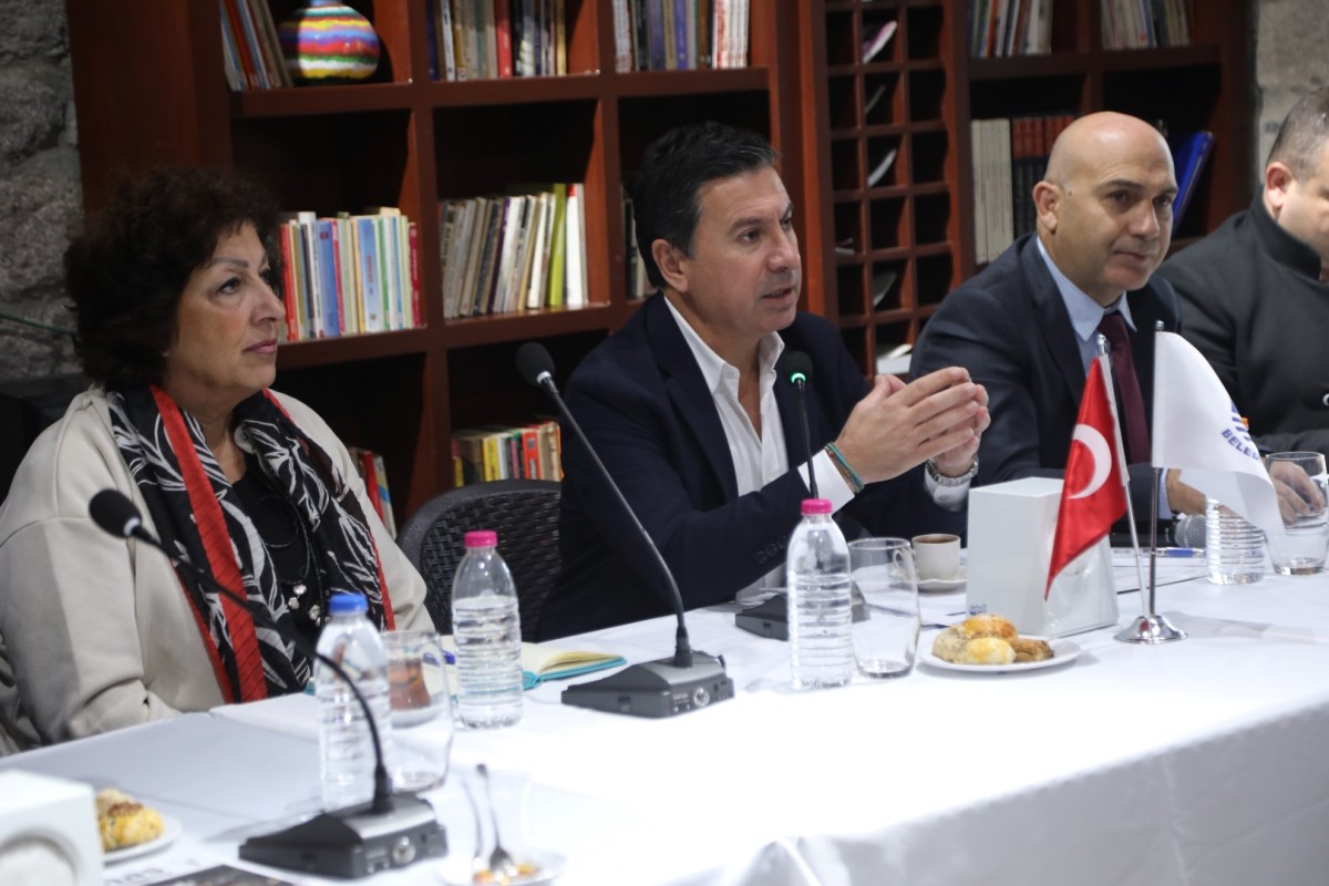 Bodrum Belediye Başkanı Ahmet Aras, Site yöneticileriyle bir araya geldi. 