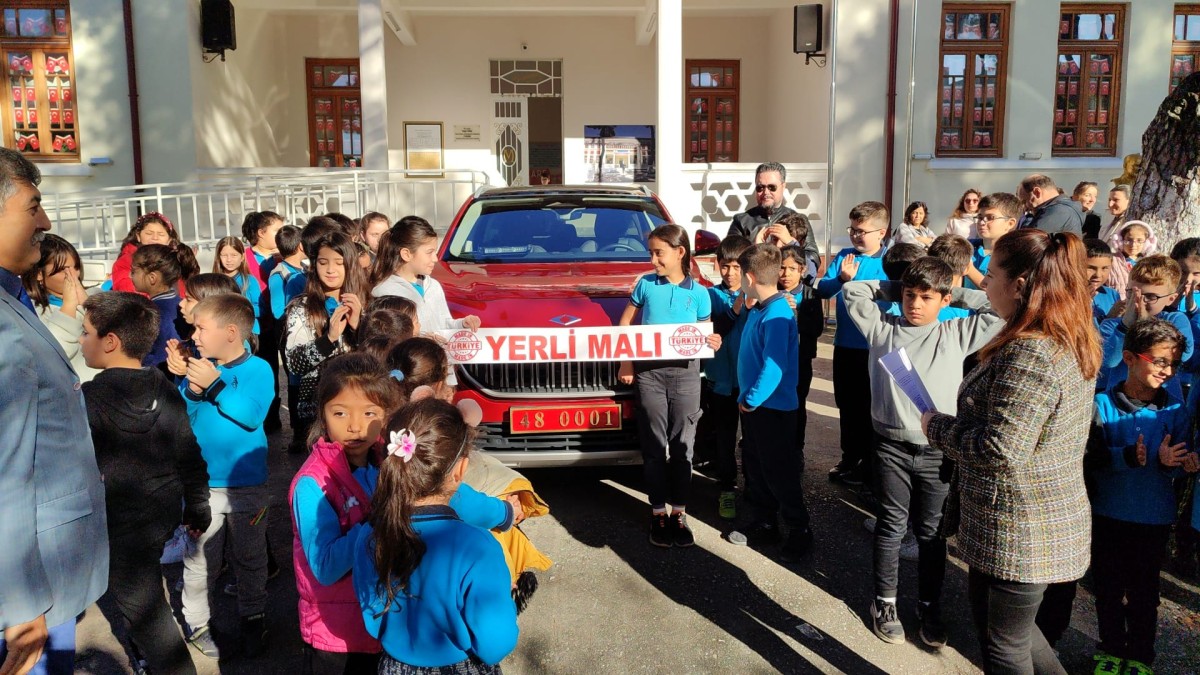 Türkiye'nin yerli otomobili Togg, Yerli Malı Haftası'nda öğrencilere tanıtıldı 