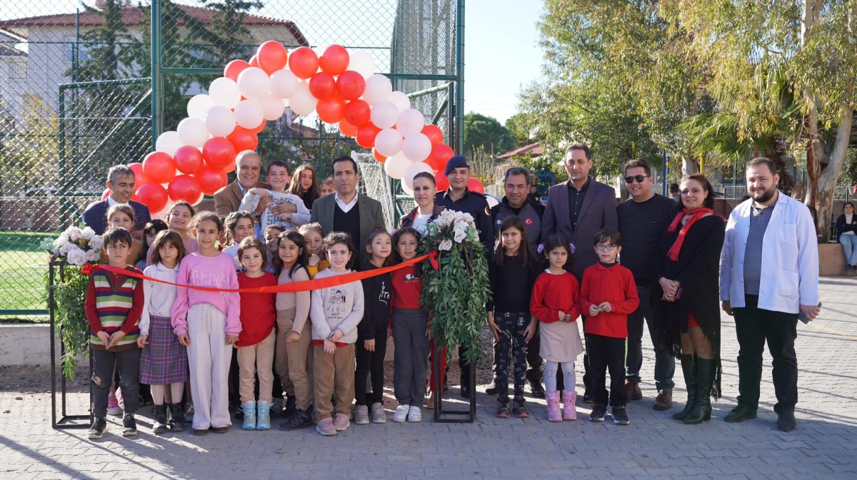  Ortaca'da okullara ve belediyeye ait alanlara halı sahalar açıldı