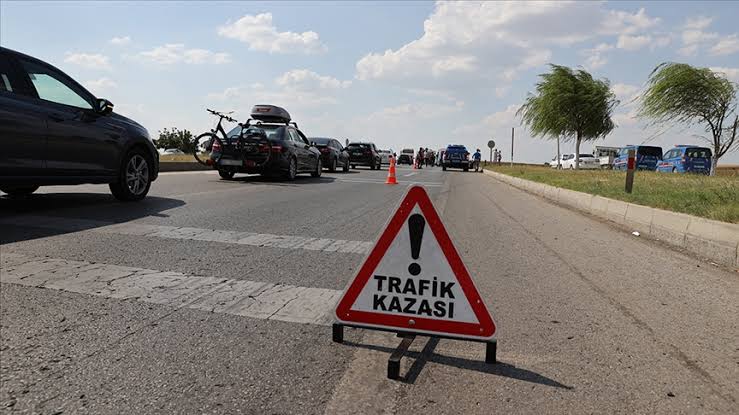 Muğla Milas’ta sanayi sitesinde iki aracın çarpışması sonucu meydana gelen kazada bir kişi yaralandı.