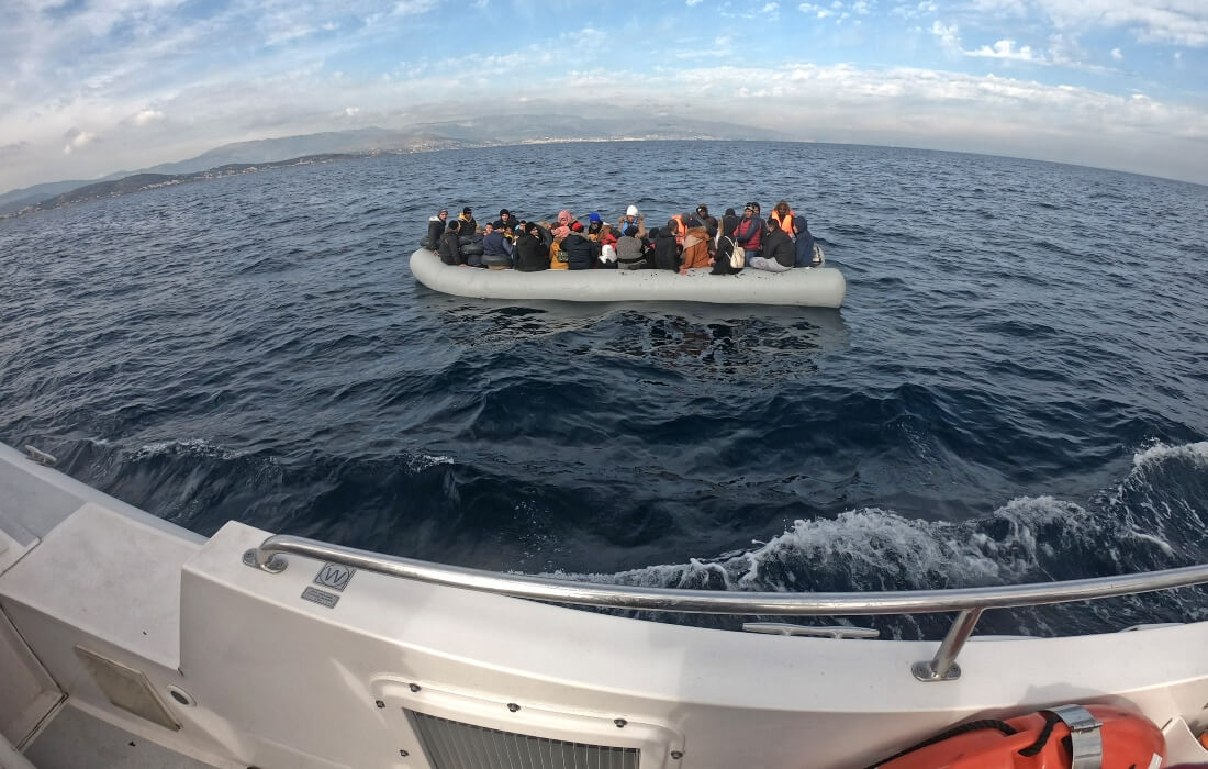 Marmaris Açıklarında Arızalanan Göçmen Botunu Sahil Güvenlik Kurtardı 