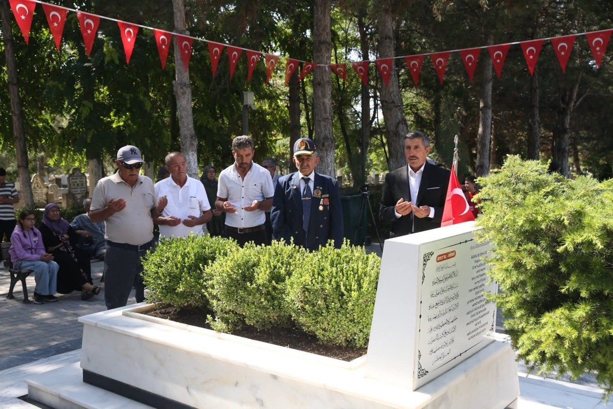 Şehit Ömer Halisdemir'in Kabri 15 Temmuz'un 10. Yılında Ziyaretçi Akınına Uğradı