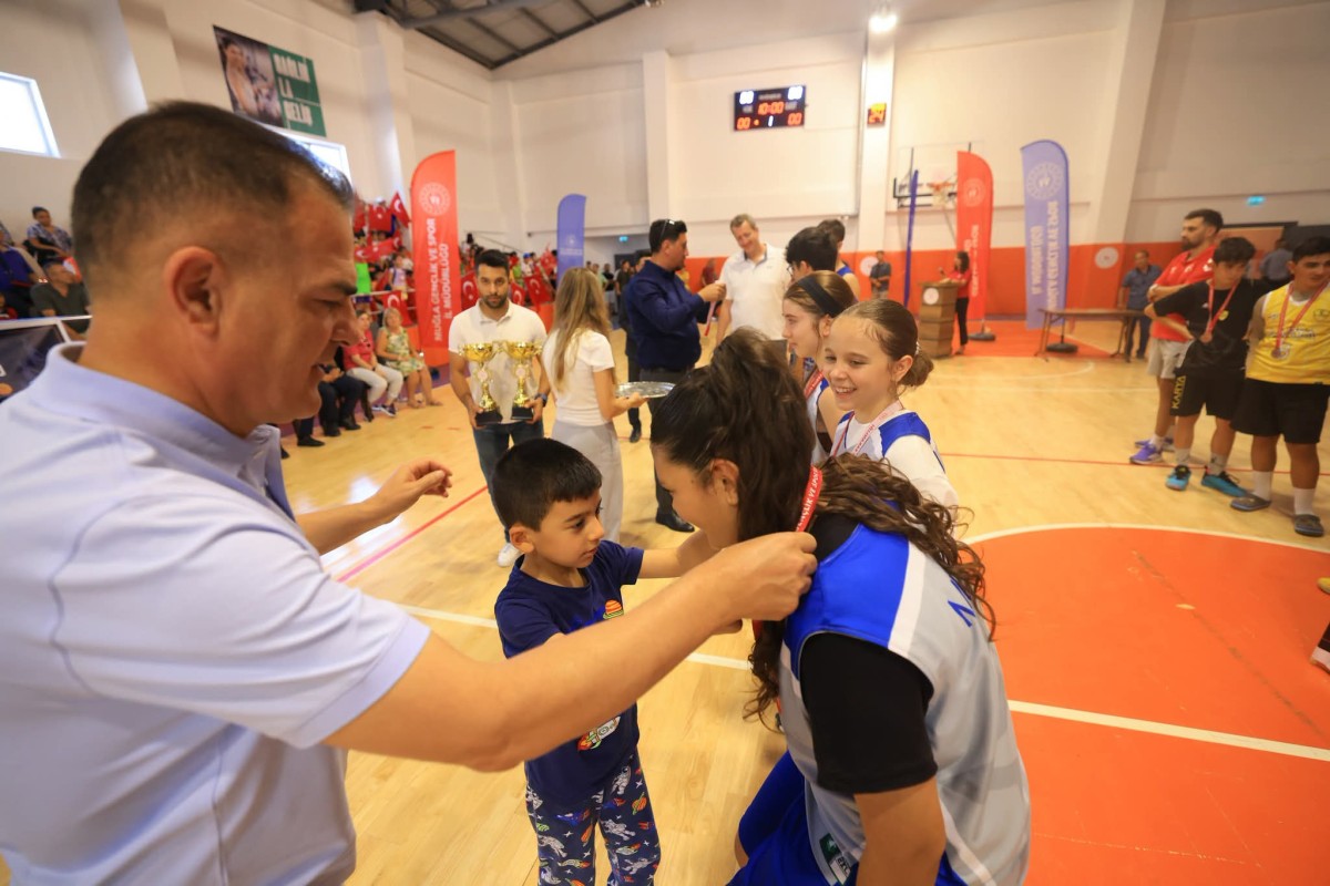 Vali İdris Akbıyık, Vali Erol Karaömeroğlu Anısına Düzenlenen Basketbol Turnuvasında Gençlerle Buluştu