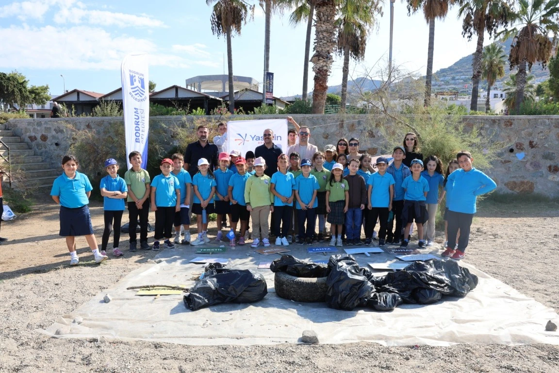Turgutreis'te Minik Ellerden Büyük Çevre Dersi: 1 Saatte Bin 26 Sigara İzmariti Topladılar!