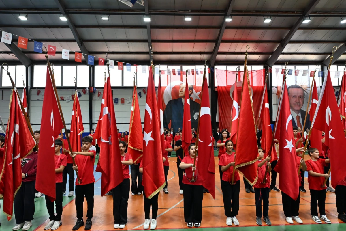 FETHİYE BELEDİYE BAŞKANI ALİM KARACA, CUMHURİYET BAYRAMI KUTLAMALARINDA GENÇLERİN GÖSTERİLERİNİ İZLEDİ
