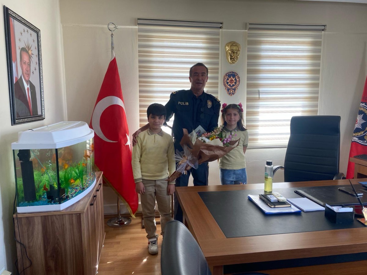 Çocuklar Seydikemer İlçe Emniyet Müdürü Ferhat Demiriz'i Makamında Ziyaret Etti 
