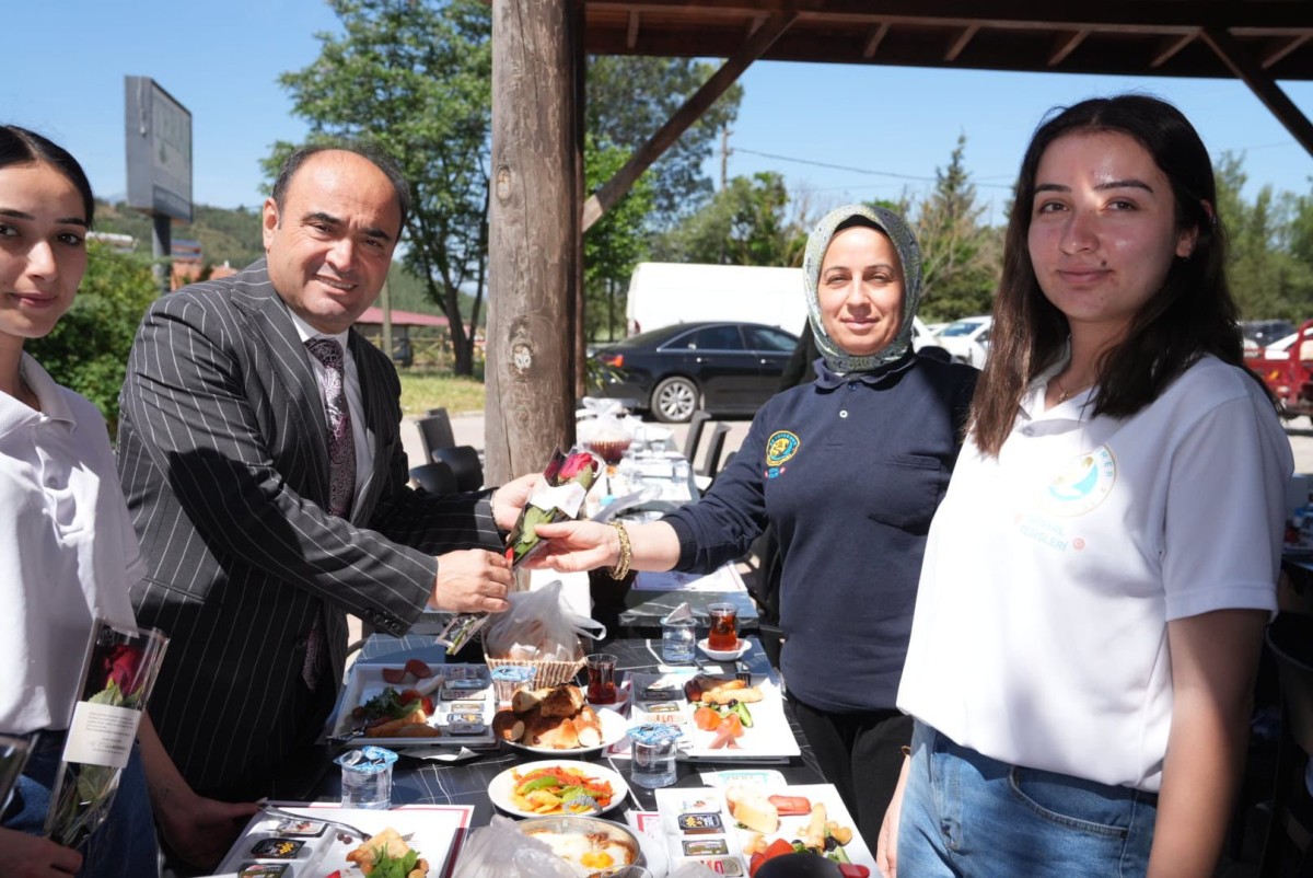 BAŞKAN AKDENİZLİ’DEN KADIN PERSONELE ANNELER GÜNÜ JESTİ
