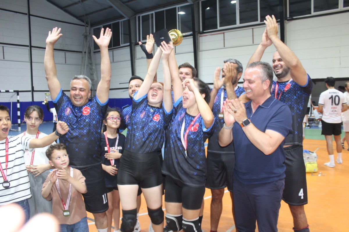 FETHİYE ESNAF ODASI VOLEYBOL’DA ŞAMPİYON OLDU