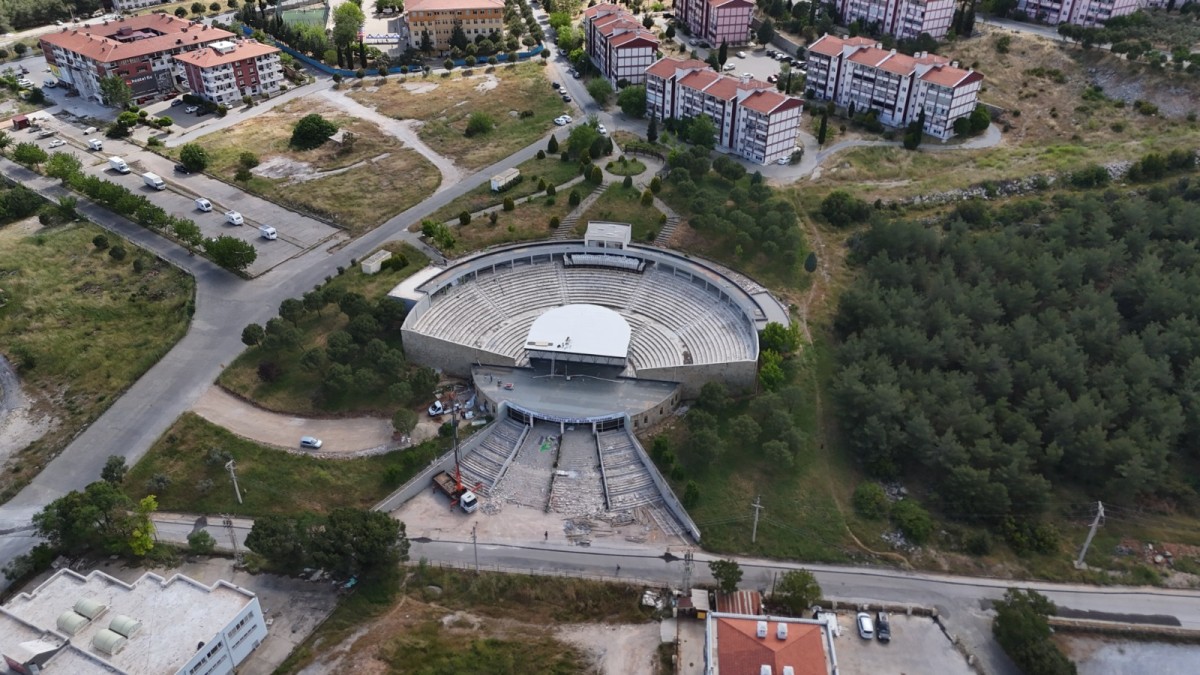 Şadan Gökovalı Açık Hava Tiyatrosunda Yenileme Çalışmaları Sürüyor